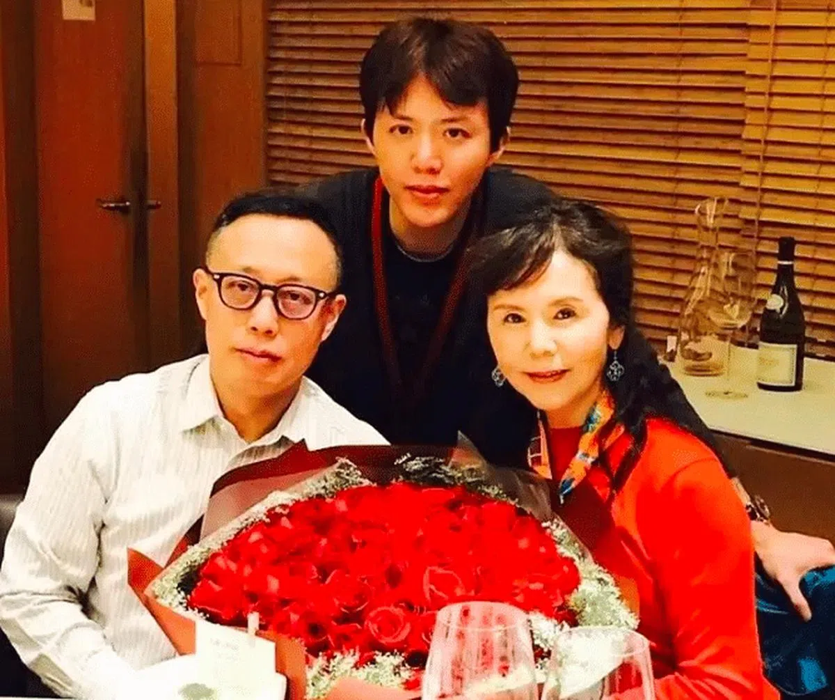 李云迪长大后和父母合影。（互联网）