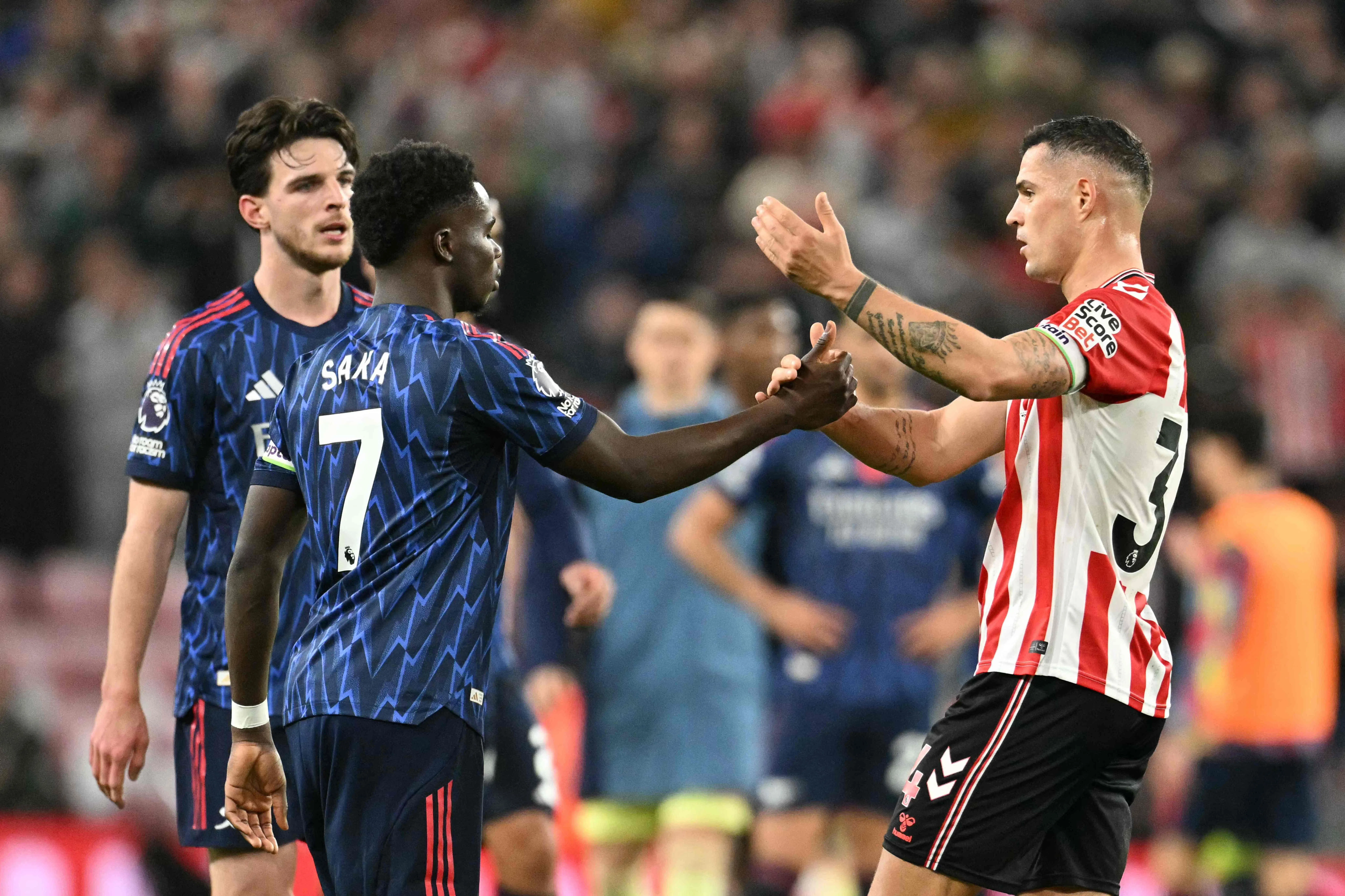 曾是阿申纳队长的扎卡（右）两年前离开炮兵，现在是桑德兰队长。他在赛后和前队友萨卡（7号）握手致意。（法新社）