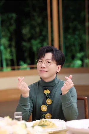 陈铭曾参加多档综艺节目，也曾被知名当代作家、学者余秋雨誉为“当今世界上最会说话的年轻人”。 （取自陈铭微博）