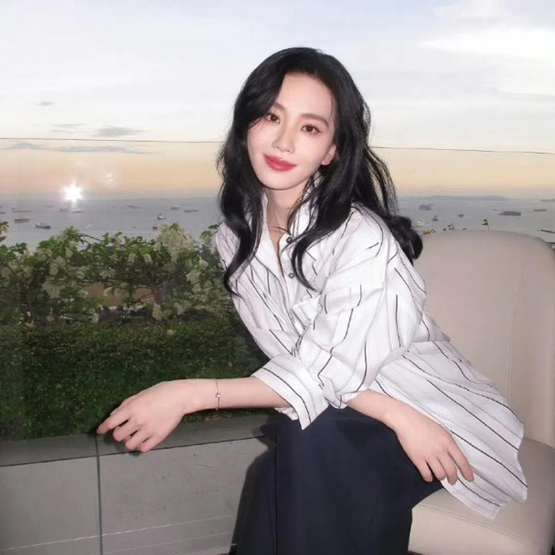 刘诗诗的工作室20日晚间发出一组刘诗诗在海边的工作侧拍美照。（取自微博）