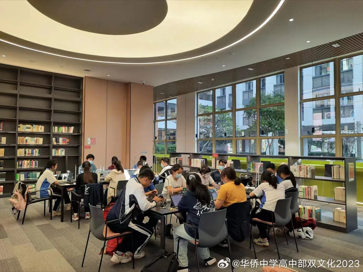 华中学子和南方科技大学附中学生合作学习。（华侨中学方智凯摄）