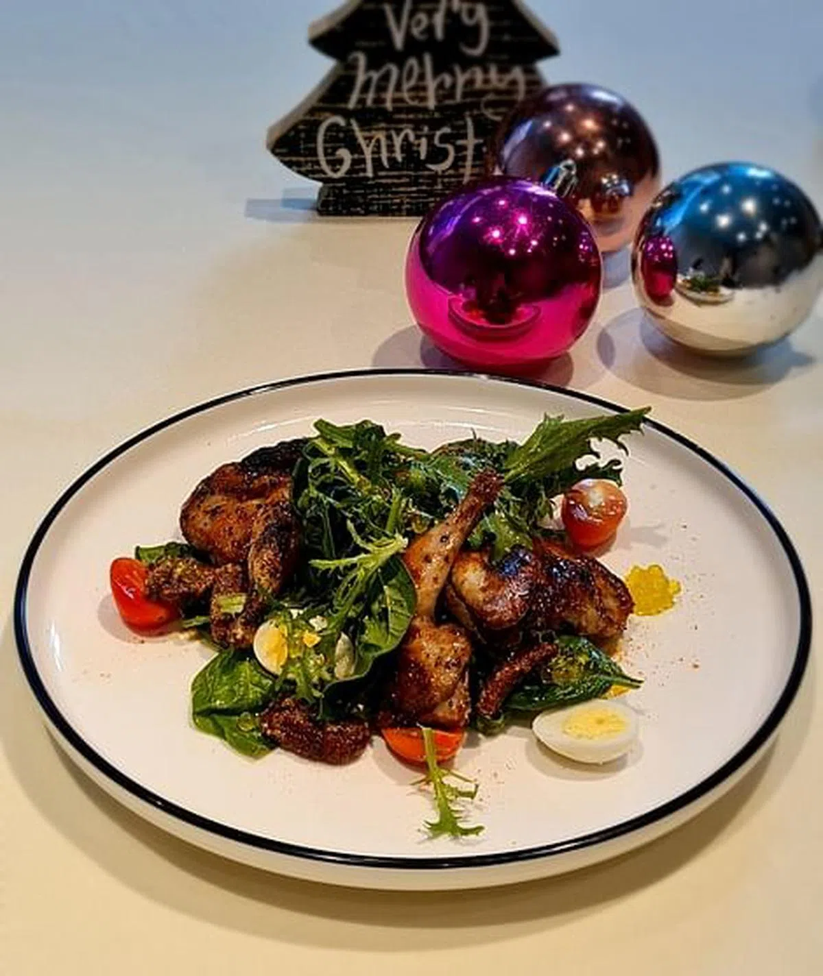 Nalati的香薰鹌鹑沙拉拼石榴与胡桃。（餐馆提供）