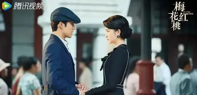 韩东君（左）与关晓彤在《梅花红桃》假扮夫妻。（互联网）