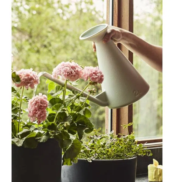 用手握住瓶颈即可浇花草。（Hay提供）