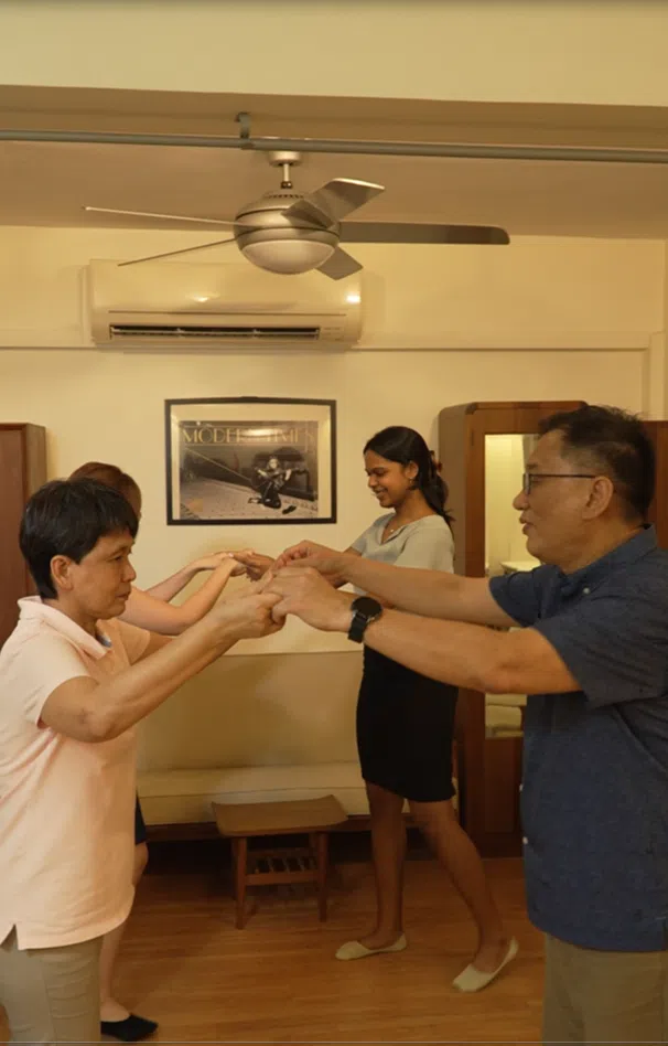 王禄杰（右）知道妻子沈碧云喜欢唱歌跳舞，会尽量抽时间陪她参加活动。（截自视频）