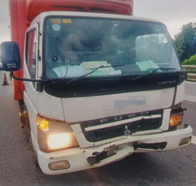 罗厘相信追尾前方罗厘，导致车头轻微凹陷。（受访者提供）