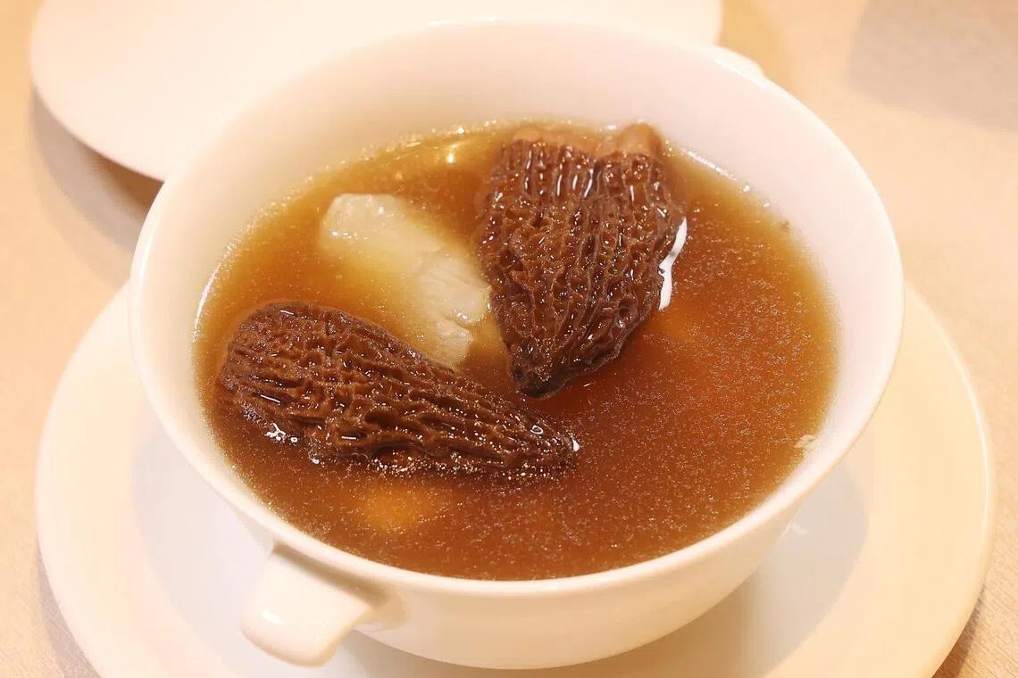 李白的羊肚菌炖花胶鸡汤，滋补鲜甜。（邬福梁摄）