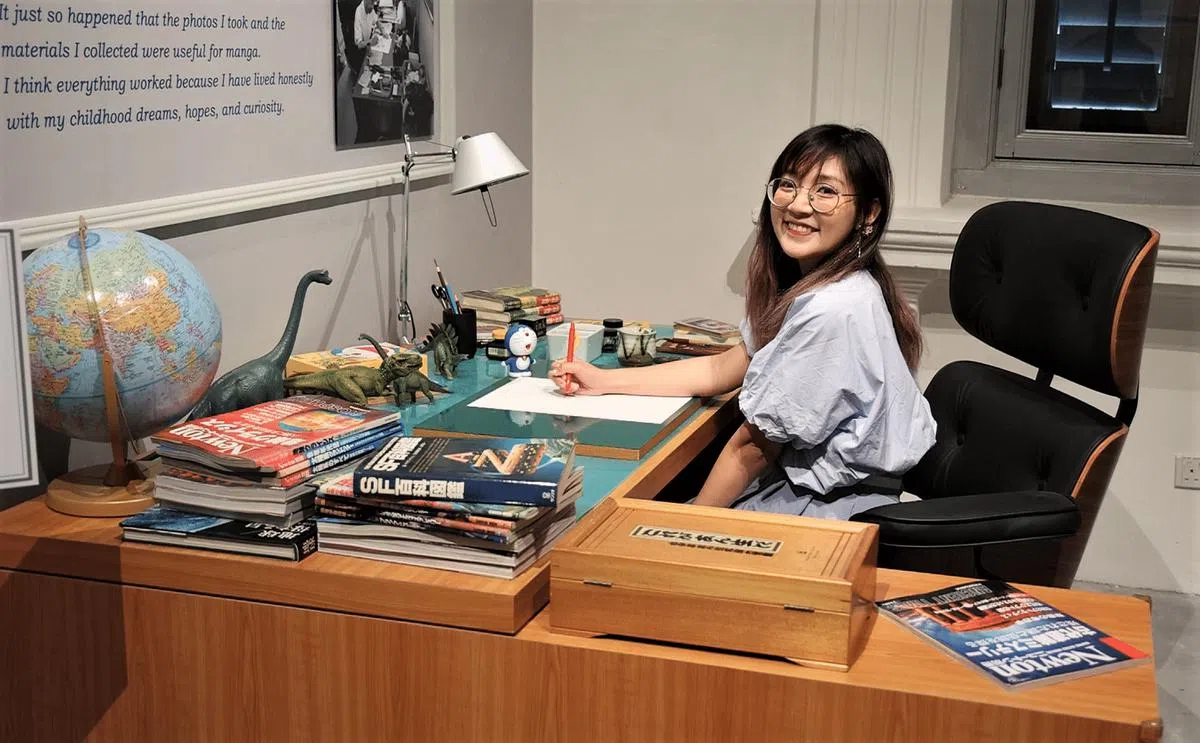 展览还原了藤子不二雄的书桌供人打卡（图/MANGA DORAEMON Original Drawings Exhibition ©Fujiko-Pro / Photo credit: zaobao.sg)。