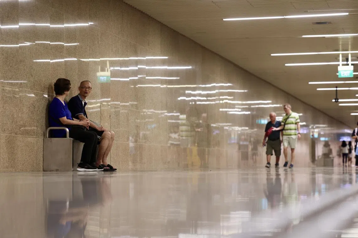 陆交局根据乘客的反馈，已在几个地铁站设置座椅，让乘客可以坐下歇息。武吉班让地铁站（图）自2018年2月就设置了座椅。（邝启聪摄）