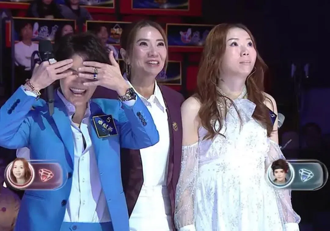 新加坡歌手卓猷燕（左）在“70强一对一PK赛”中对阵香港代表马浩宜（右），主持人车婉婉（中）陪着她们等成绩。（互联网）