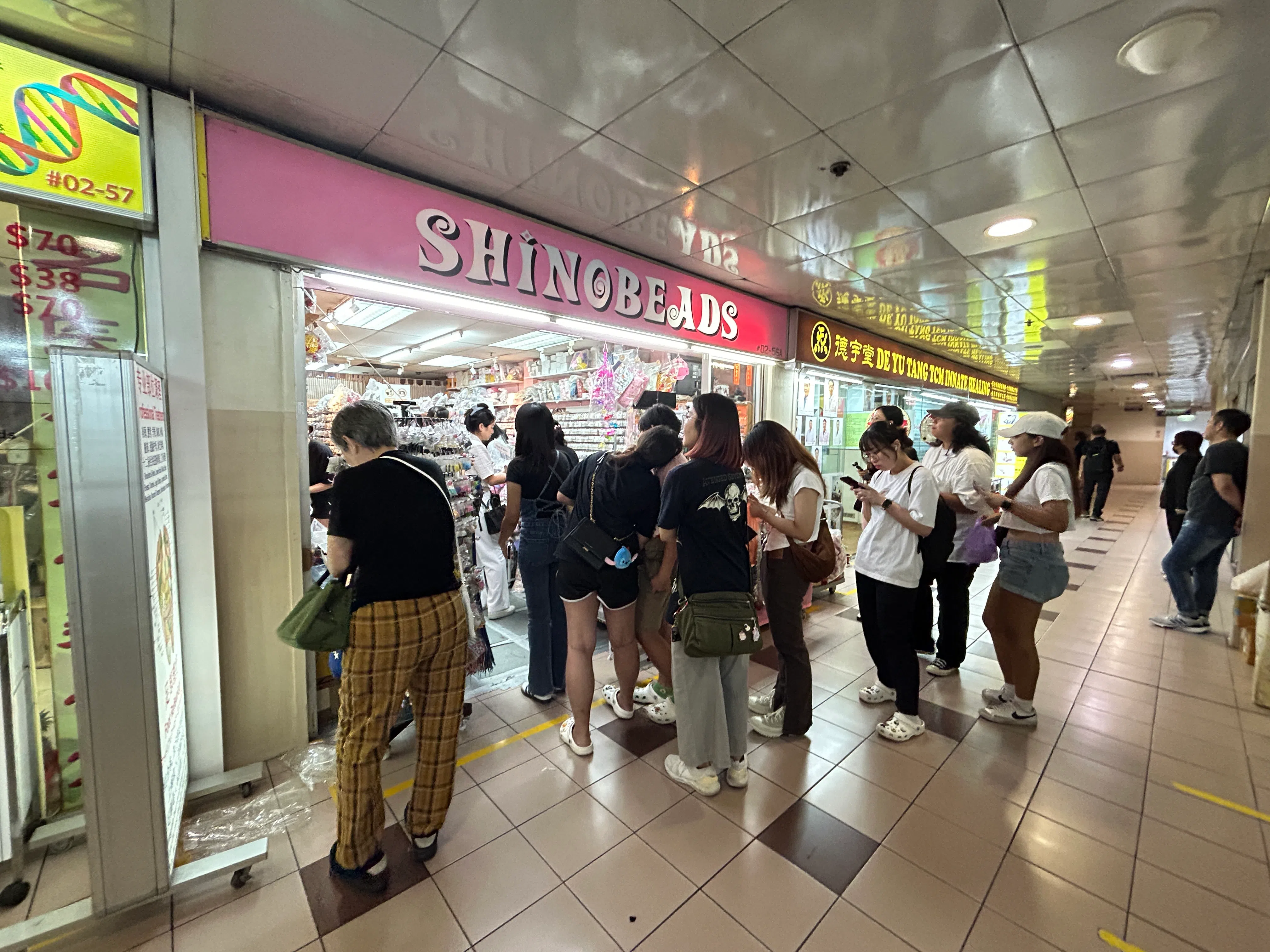 串珠材料店铺Shinobeads排起长龙，顾客为买友谊手链串珠而来。（蓝靖仪摄）