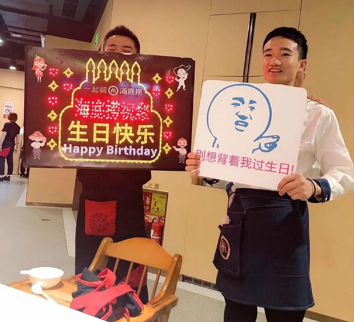 海底捞服务员的“浮夸式”庆生。（取自Menty婷呱小红书）