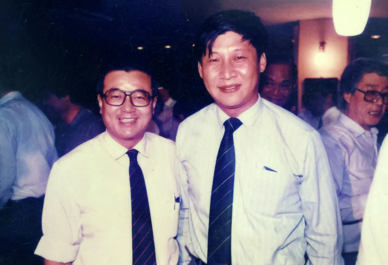黄锦西（左）与中国国家主席习近平在1980年代的合照，黄锦西记得习近平当时是福建省长汀县县长。（黄锦西提供）