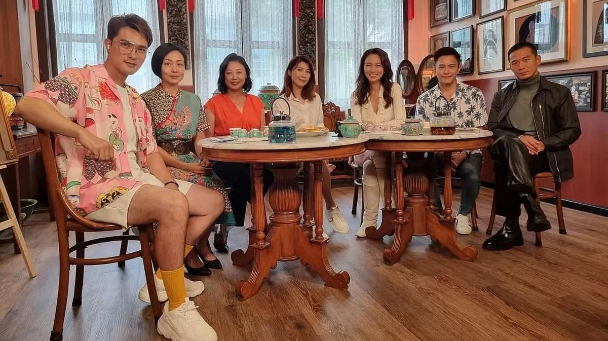 《小娘惹》演员戚玉武（右起）、章证翔、白薇秀、欧萱、向云和黄慧在《小团剧》话当年，节目主持人是李腾（左一）。（新传媒提供）