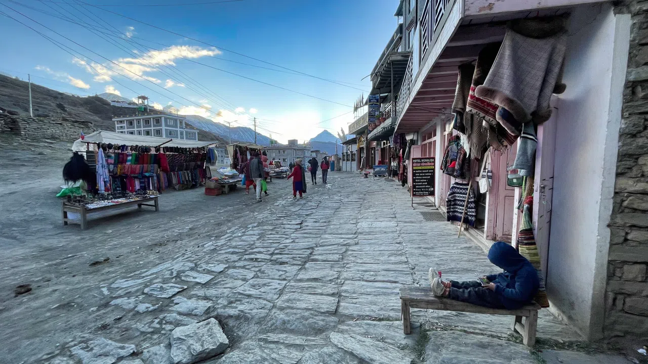 尼泊尔山区一些大城镇如穆克提那有不少商店售卖登山设备或干粮。（洪伟喜摄）