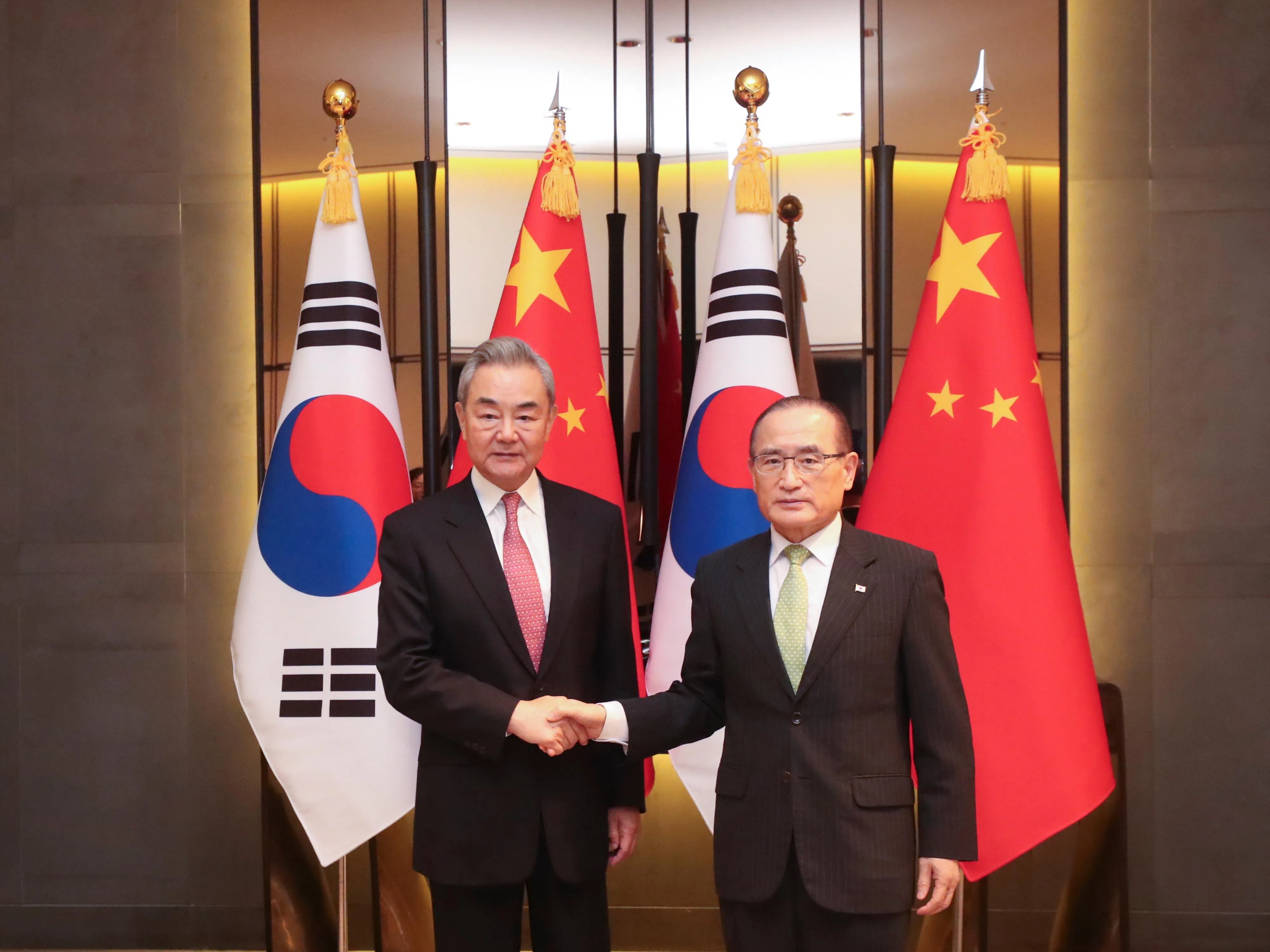 中共政治局委员、中央外办主任王毅（左）星期四（8月20日）在首尔与韩国国家安保室长魏圣洛举行战略对话。（新华社）