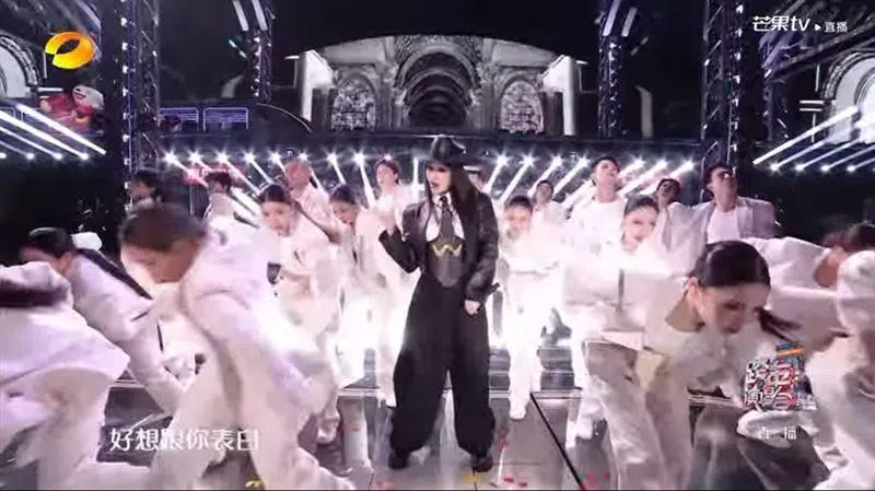 Elva在湖南卫视跨年秀一身黑色系，劲歌热舞，宝刀未老。（互联网）