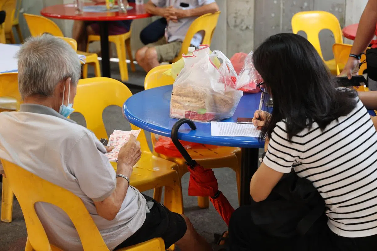 阿叔手上拿着一叠票根。（吴伟国摄）