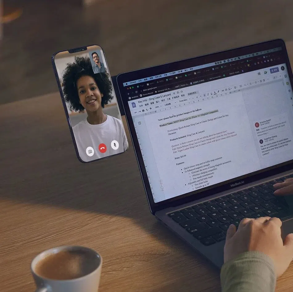 使用拓展架，将手机安装在电脑屏幕旁边，就可以双屏操作。（互联网）