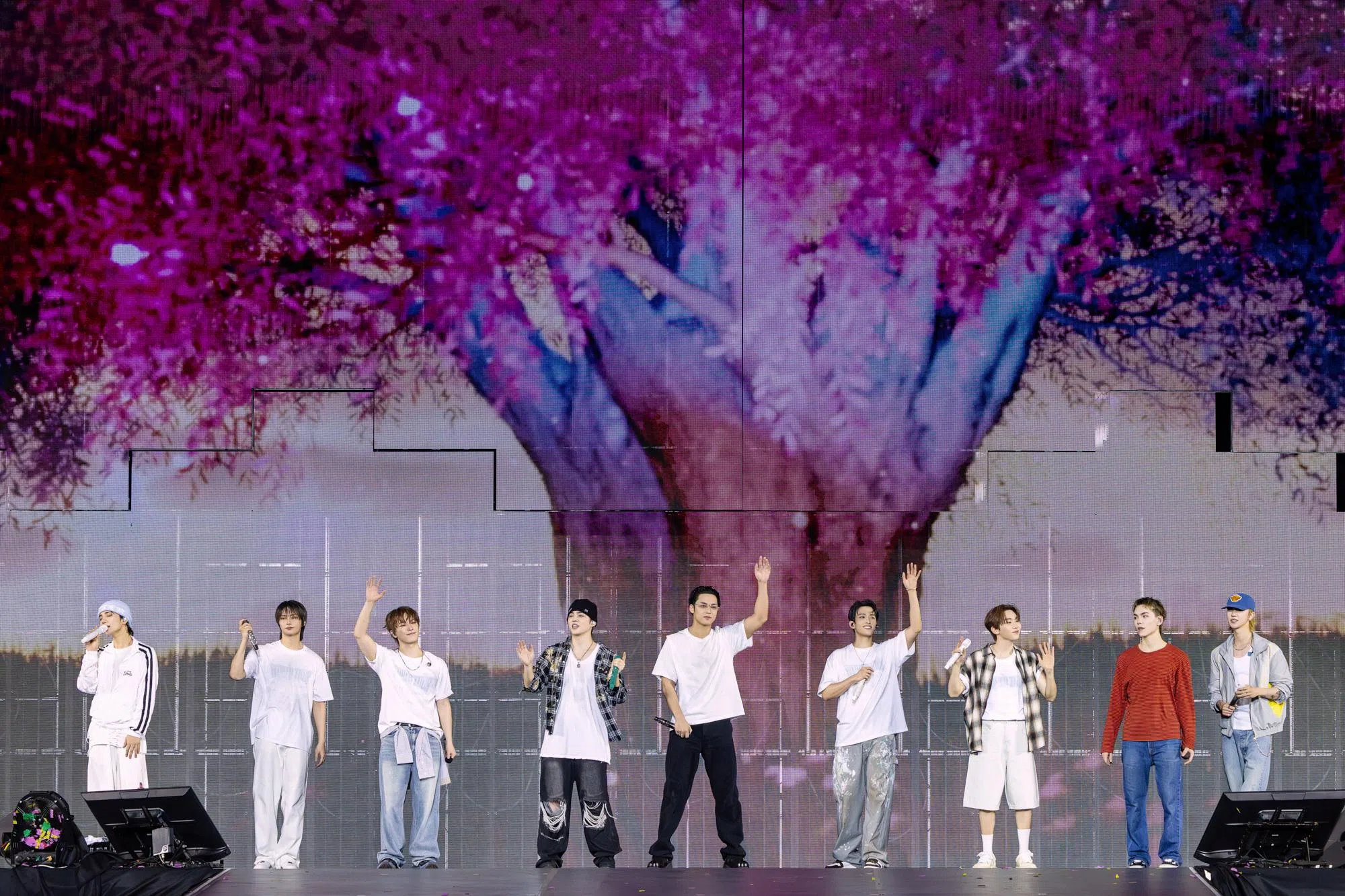 13人的Seventeen这次巡演中少了2025年入伍的净汉（Jeonghan）、圆佑（Wonwoo）、Woozi和Hoshi。（Live Nation提供）