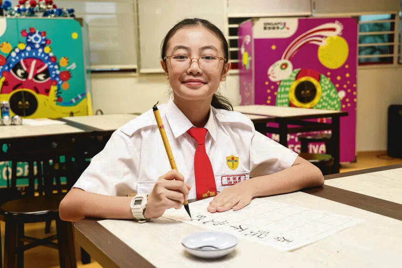 林俽慈去年在学校 加入书法学会，从 此就爱上了写字。