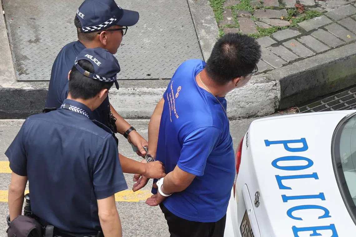 司机事后在现场被拷上手铐，随后被带上警车。（蔡振鸿摄）