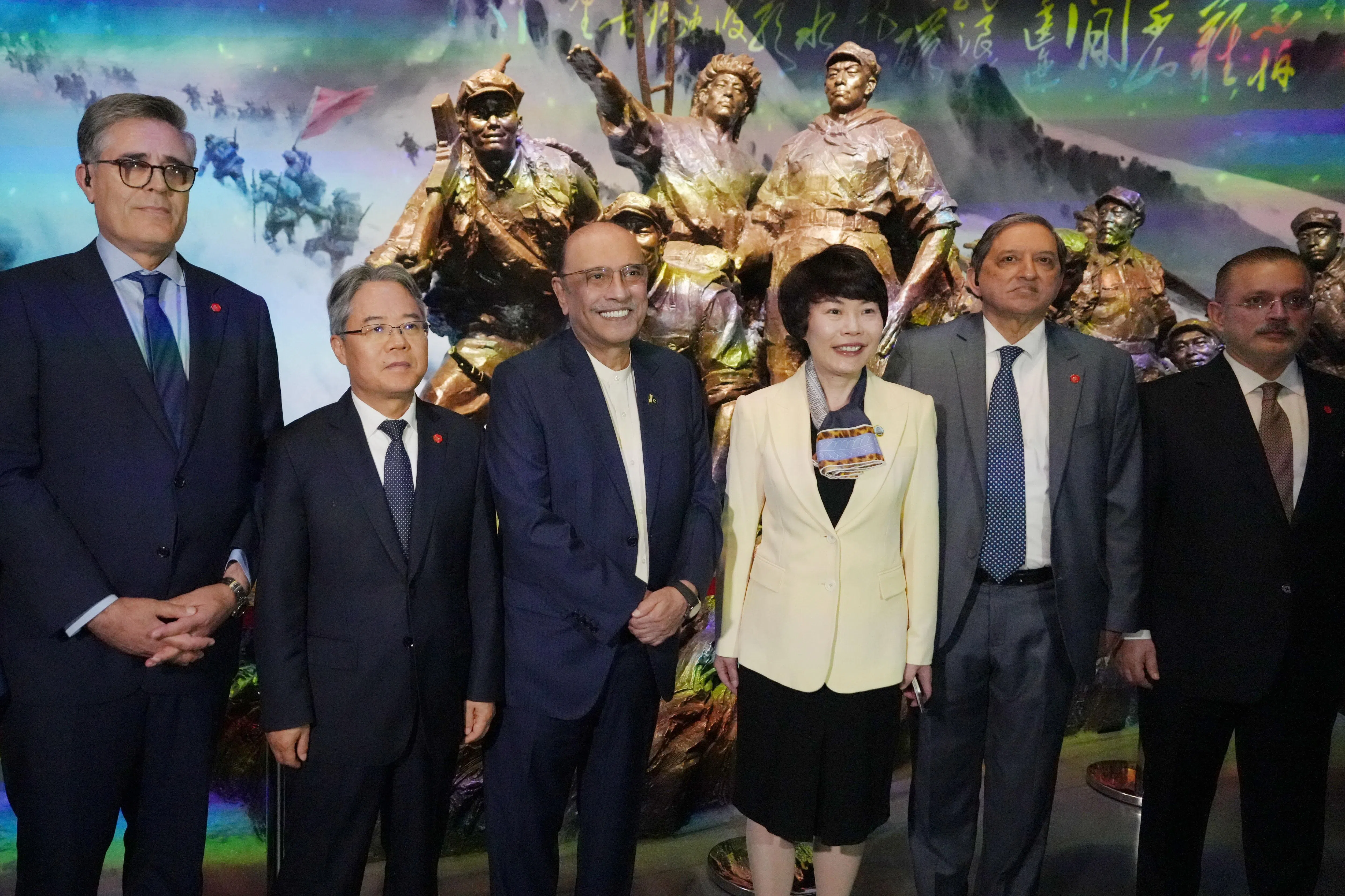 巴基斯坦总统扎尔达里（左三）在韶山毛泽东纪念馆合影留念。（中新社）