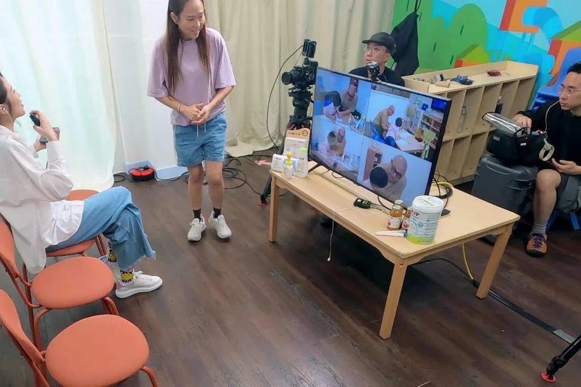 林盛斌的太太（中）被带到节目第二现场，在丈夫不知情的情况下点评他与孩子的相处。（互联网）