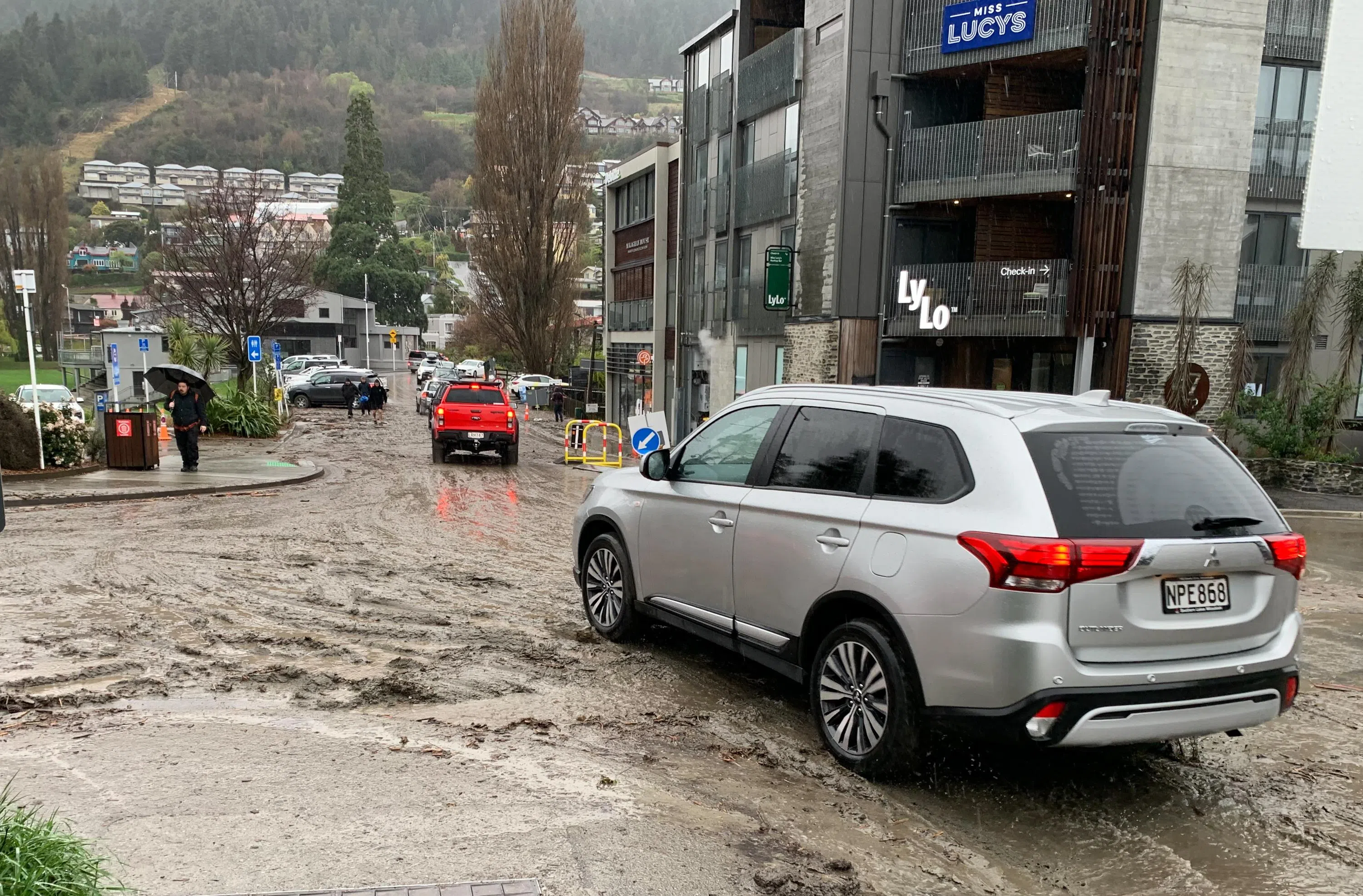 9月22日，皇后镇市区道路一片泥泞，市政府宣布进入为期七天的地区紧急状态。（新华社）