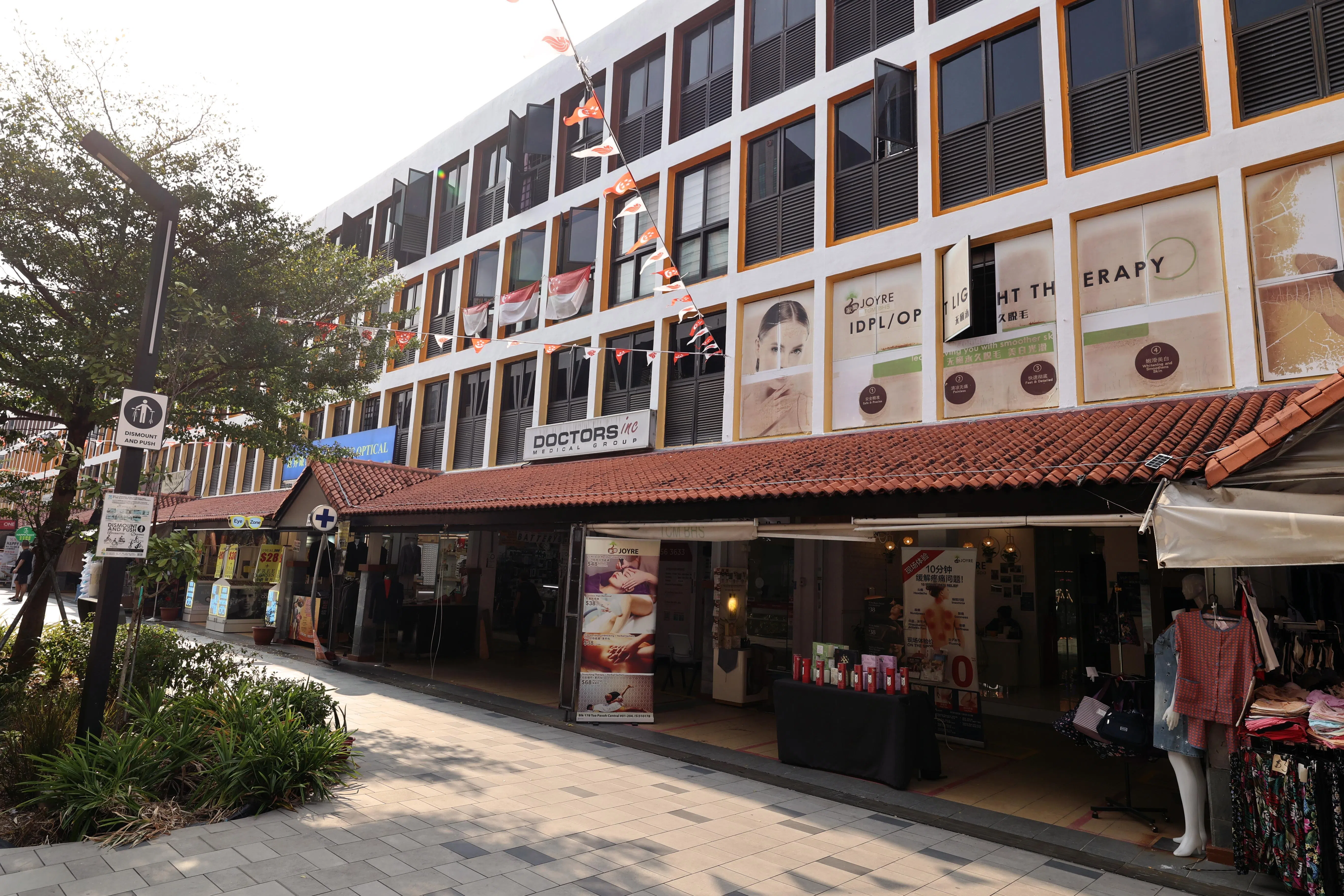 大巴窑中心第178座的一栋两层楼店屋，包含居住空间，面积共约1345平方英尺，目前租给了一家诊所。（周国威摄）