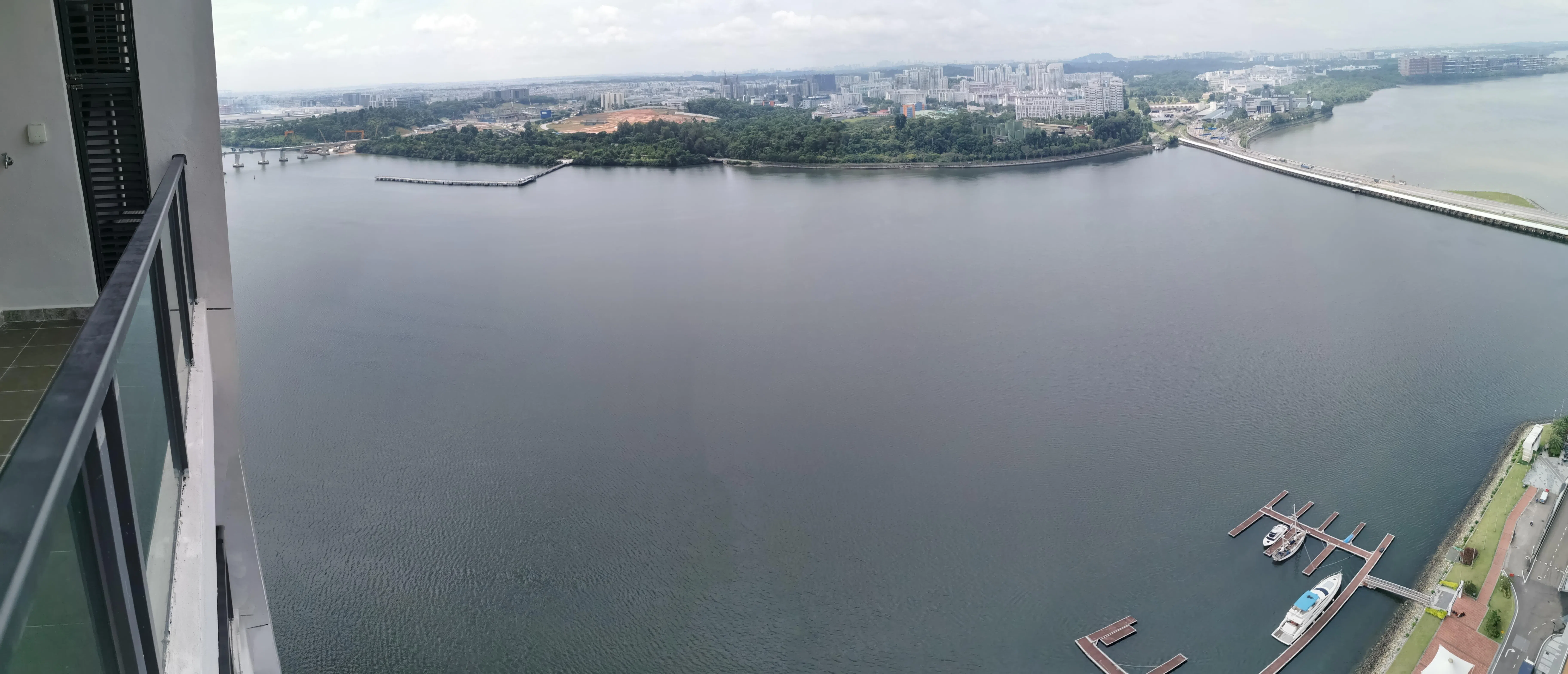 从富力公主湾阳台远眺，左边是兴建中的新柔地铁，右边是新柔长堤，下方是游艇码头。（温伟中摄）