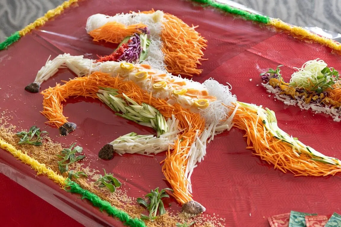 骏马造型鱼生是桃苑团队集思广益的艺术作品。（餐馆提供）