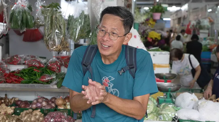 刘克襄认为没到过湿巴刹，就不算来过新加坡。（视频截图）