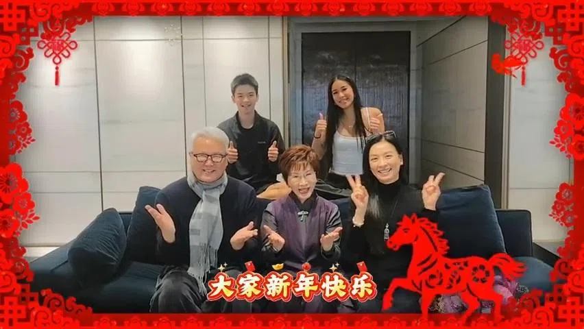 林瑞阳于2月18日在微博分享与张庭、儿女，以及台湾国民党前主席洪秀柱的同框视频。（取自艺人微博）