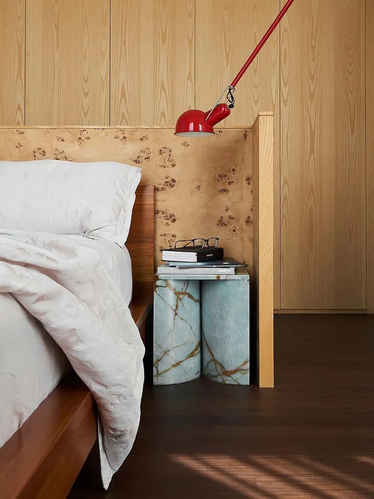 床头边的浅蓝色大理石小几，呼应家居的大理石设计元素。（Atelier Here提供图片）