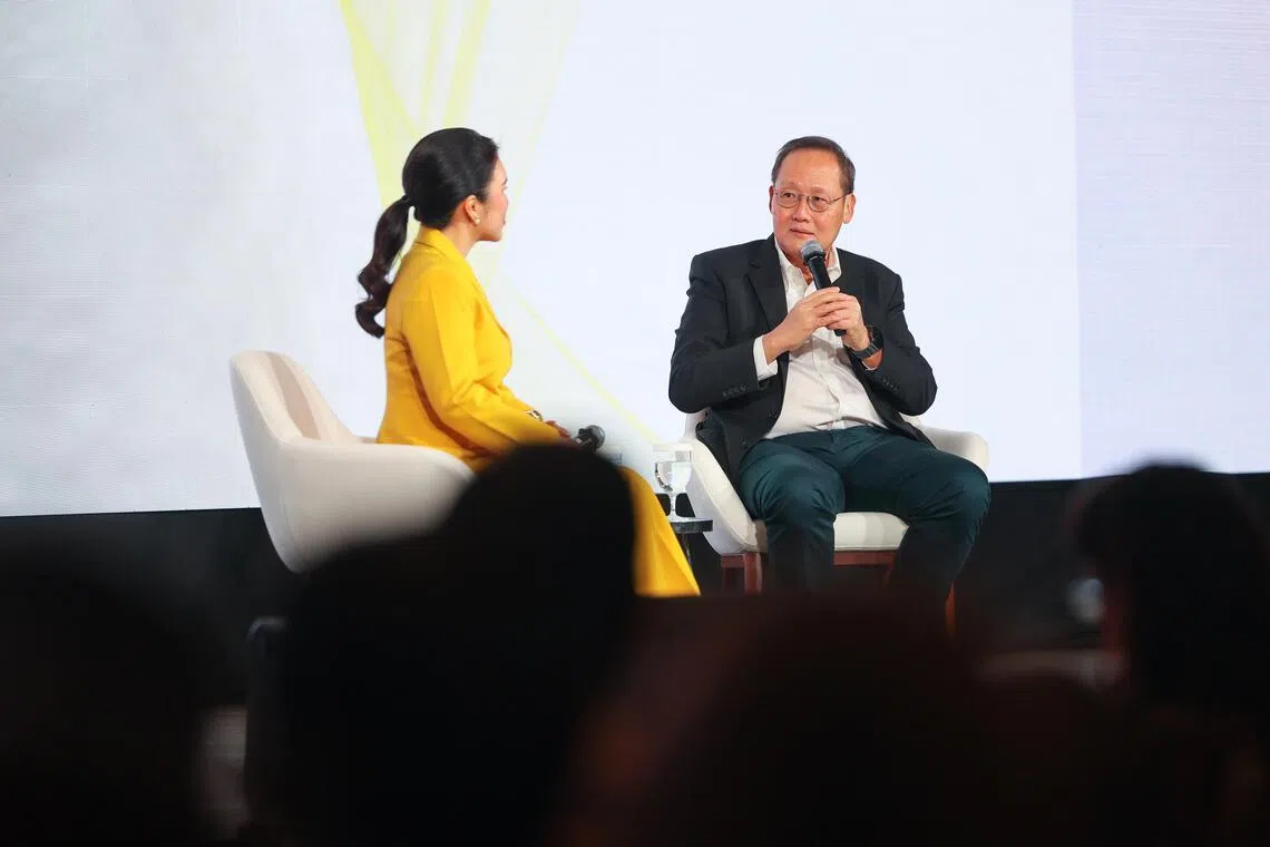 人力部长陈诗龙医生（右）星期六在“为生命做好准备”嘉年华炉边对话环节上，阐述中央公积金局成立70年以来的转变，并强调即便推动数码化，也不会忽略年长会员的需求。（张俊杰摄）