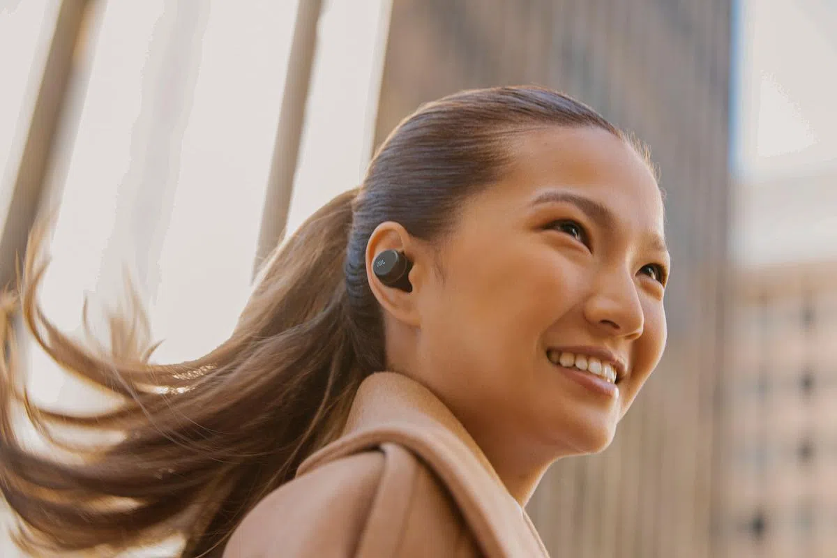 Tour Pro+造型圆润，外侧印上JBL标志。（照片由厂商提供）