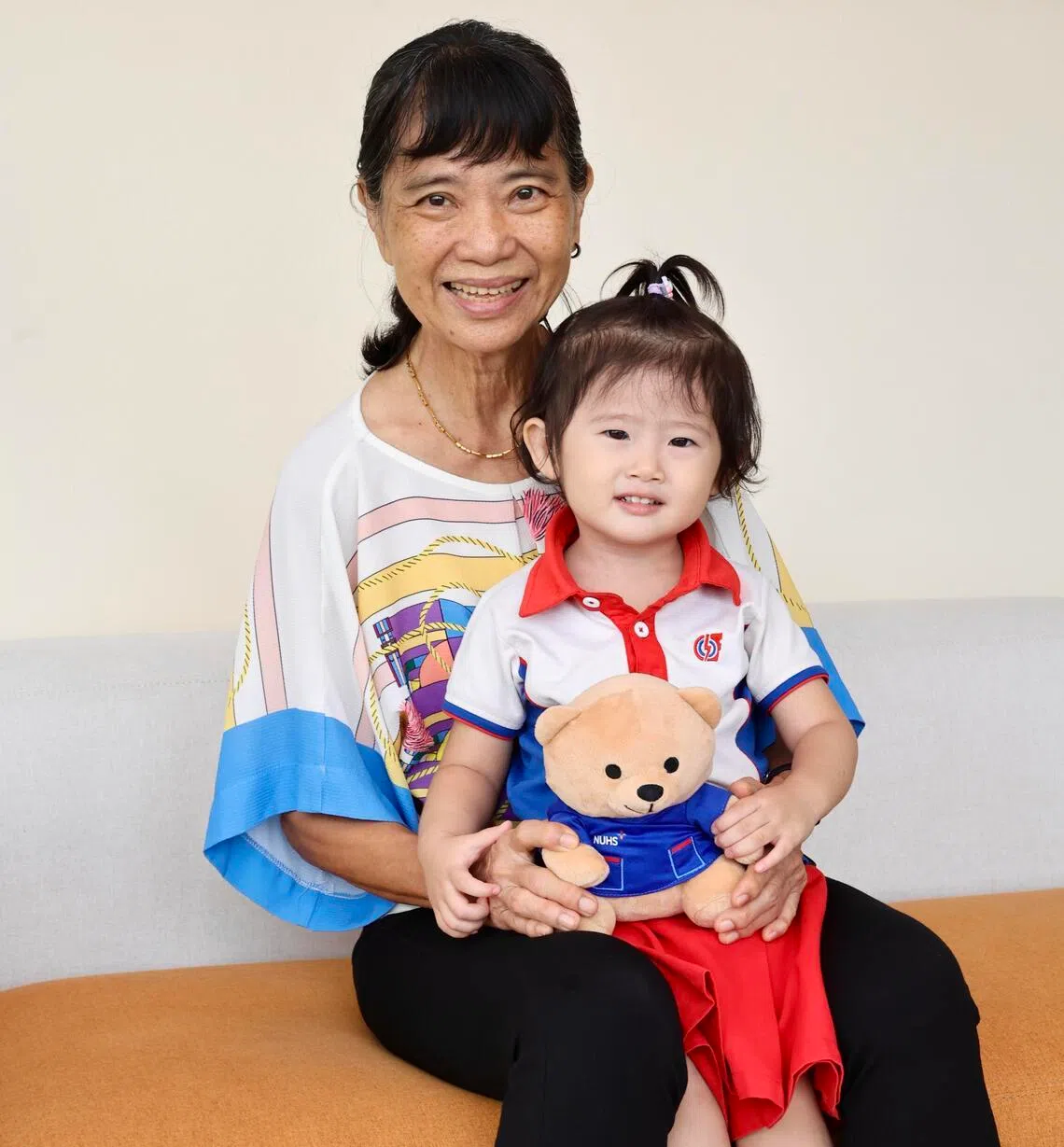 2岁的李一诺出生后从没有刷牙的习惯，直到老师引导刷牙后，家里为她买牙刷牙膏，养成刷牙习惯。（周国威摄）