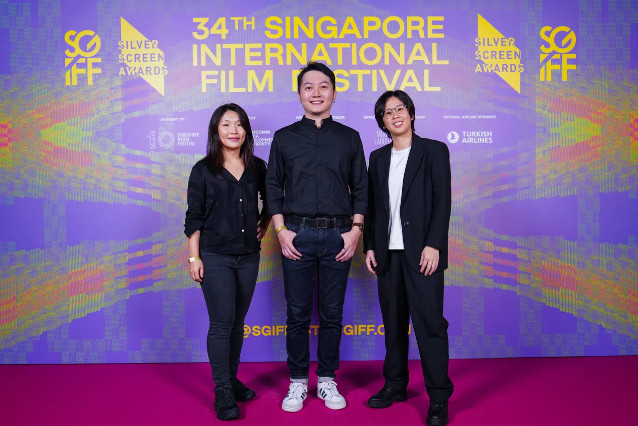 《春行》导演彭紫惠（左一）和王品文（右一），为编剧余易勳能拿下SGIFF34“最佳编剧”感到开心。（新加坡国际电影节提供）