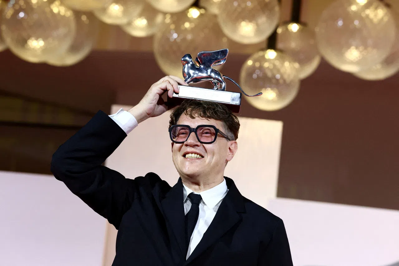 Ilya Khrzhanovsky以电影《DAU》，夺下最佳导演“银狮奖”。（路透社）