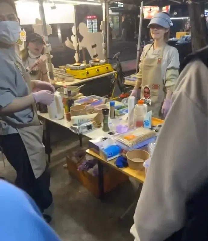 赵露思戴着大帽子，遮住眼睛和大半个鼻子，仍被眼尖的粉丝认出。（互联网）