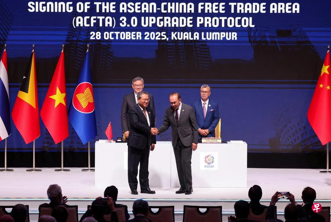 ��ȥ��10�µļ�¡����ϸ������ϣ���ϸ����ֵ��ϯ�������������ల����ǰ���ң����й�������ǿ��ǰ���󣩣��ڼ�֤��������ó����������ϸ�����ò���������ϯ����³�������ң����й����񲿳�������ǩ����ϸ�����й�����ó����3.0�桷��������ء� ��·͸�絵����Ƭ��