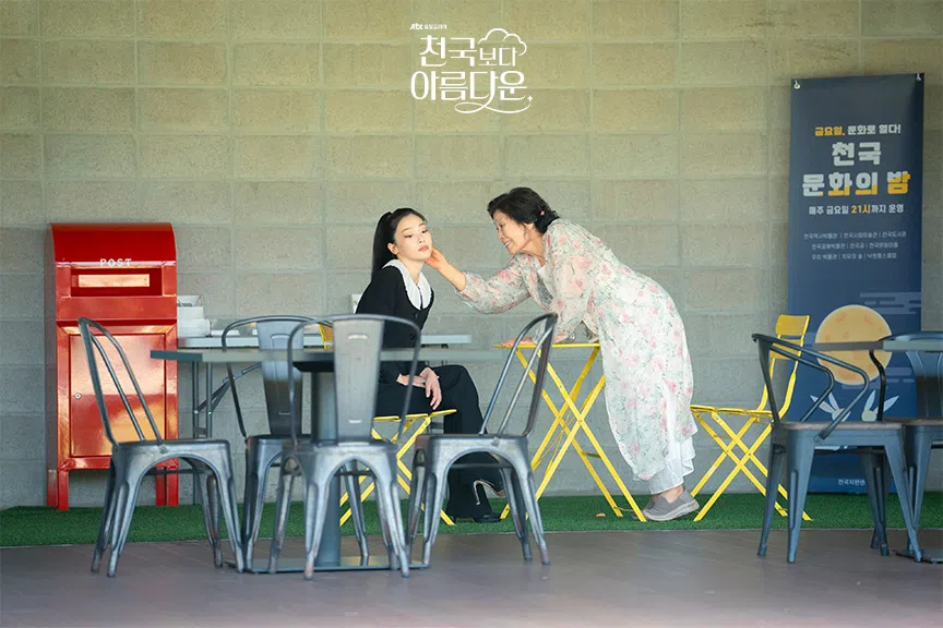 李海淑（右）的奶牛猫在天堂变成穿着黑白相间服装，傲娇可爱的少女。（取自JTBC官网）