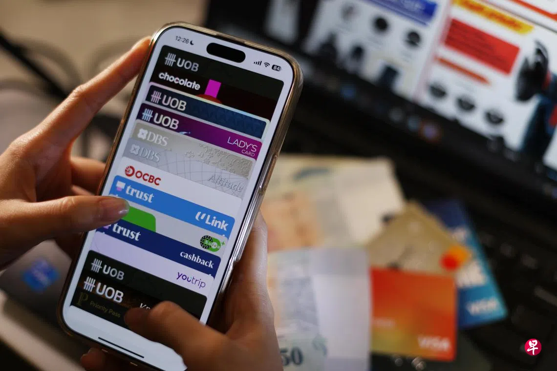 涉用他人信用卡消费逾26万元48岁女子落网将被控| 联合早报