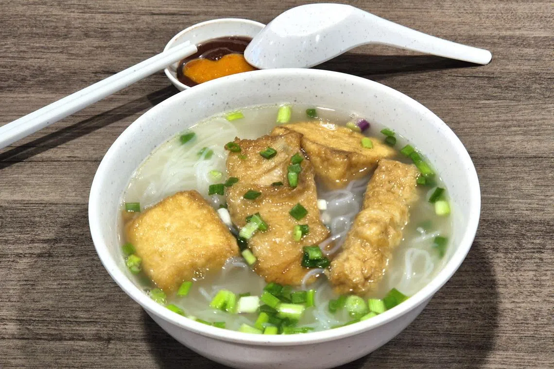 百年酿豆腐的$3.20客家面有四个酿件。（陈爱薇摄）