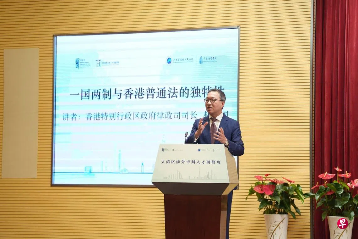 7月6日，由香港国际法律人才培训学院与广东省高级人民法院合办的大湾区涉外审判人才研修班在广州展开。图为香港特区律政司长林定国在研修班授课。 （香港中通社）