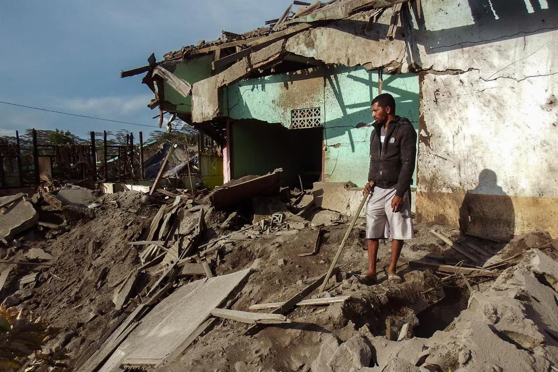 勒沃托比火山星期一的喷发把附近村落的房子化成废墟。（法新社）