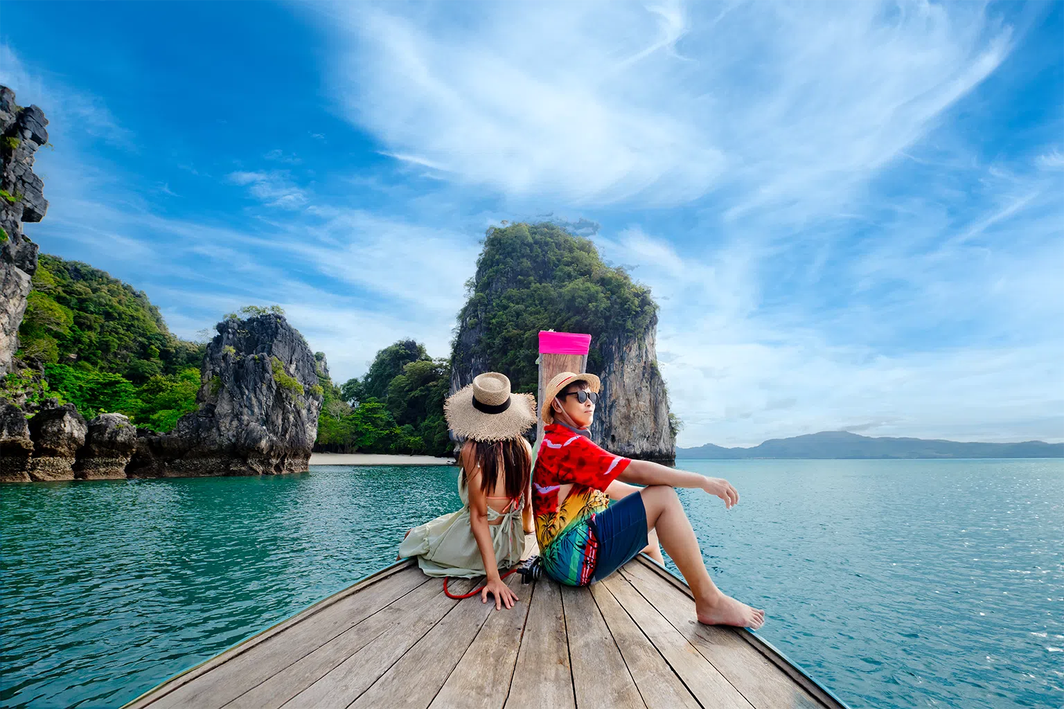 想悠闲赏山水、享受明媚岛屿假期，只需200元或可买到甲米来回机票。（Getty Images）