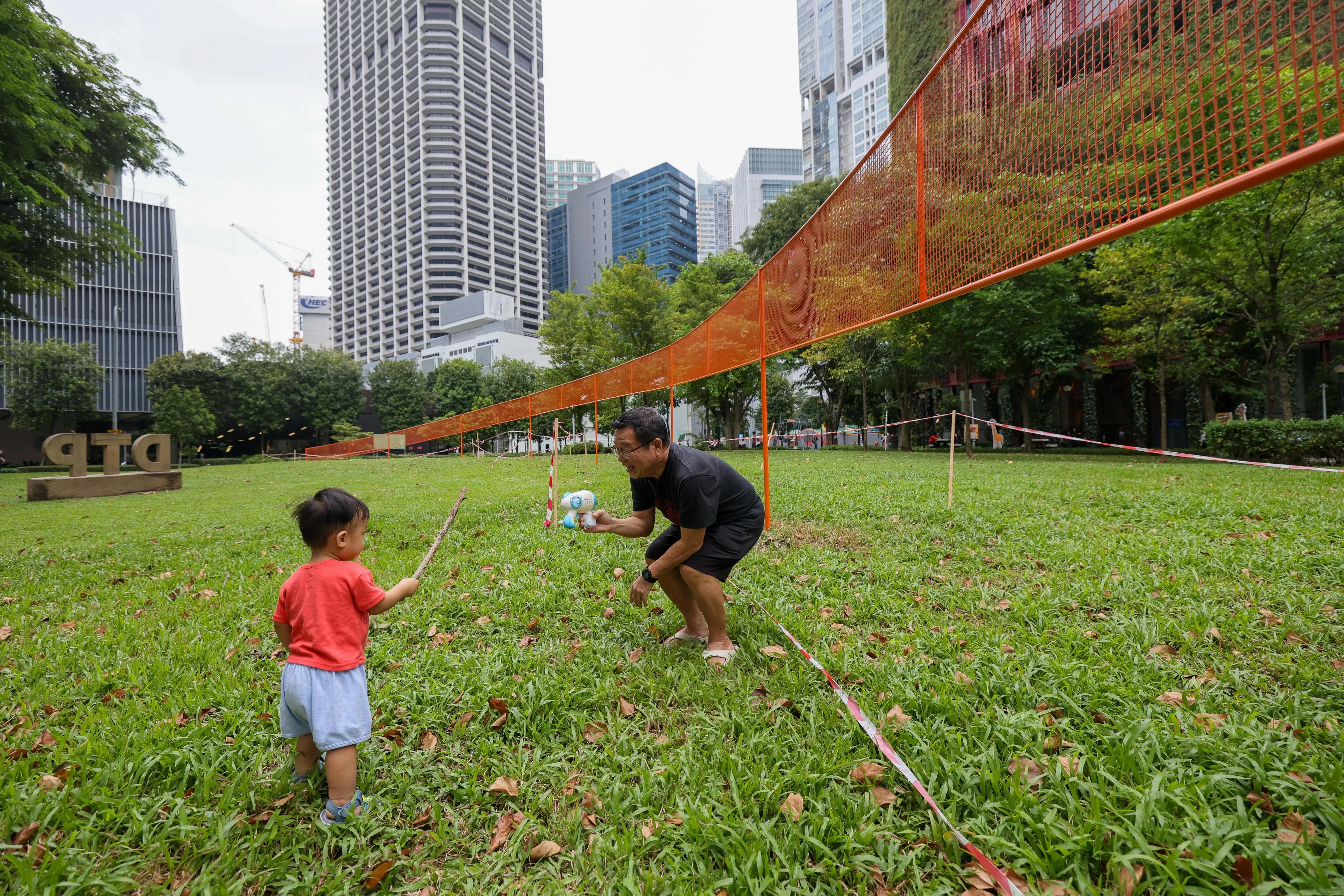 公共艺术装置“自带球拍”把羽毛球引入公共空间，吸引不同年龄层的公众参与，成为适合一家大小互动的城市景象。（张俊杰摄）