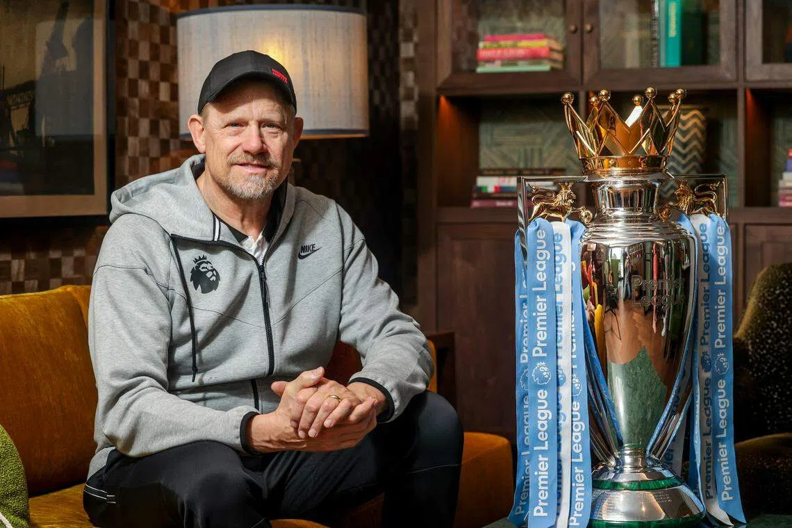 曼联名宿舒梅切尔与英超冠军奖杯合影。（叶振忠摄）